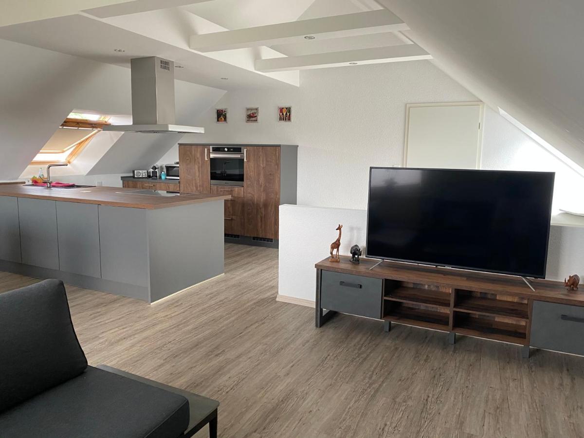 Traumhafte Dachgeschosswohnung 코니그스루터암엘름 외부 사진