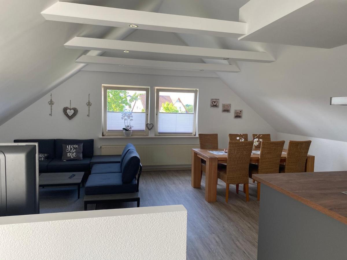 Traumhafte Dachgeschosswohnung 코니그스루터암엘름 외부 사진