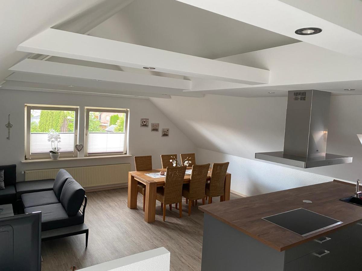 Traumhafte Dachgeschosswohnung 코니그스루터암엘름 외부 사진